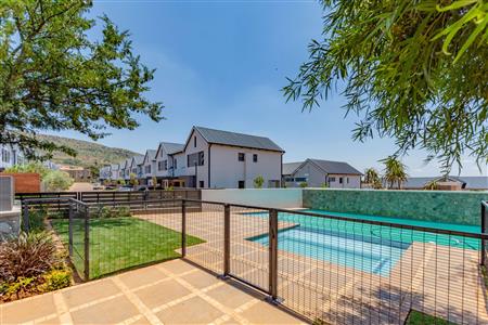False - Apartment For Sale in Pinehaven, Krugersdorp, Gauteng - M125237