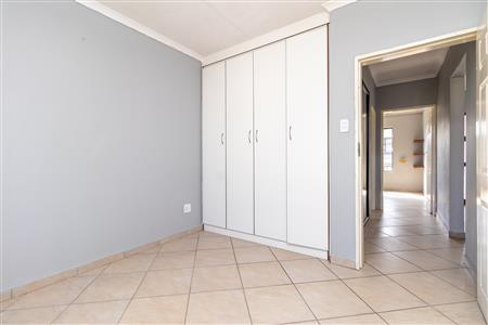 False - Apartment For Sale in Witpoortjie, Roodepoort, Gauteng - M125567