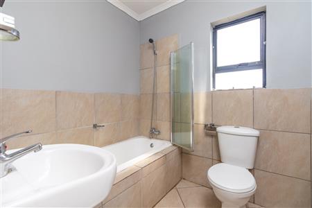 False - Apartment For Sale in Witpoortjie, Roodepoort, Gauteng - M125567