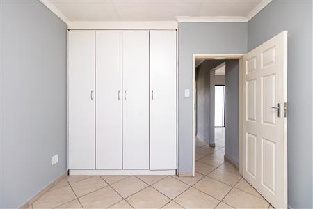 False - Apartment For Sale in Witpoortjie, Roodepoort, Gauteng - M125567