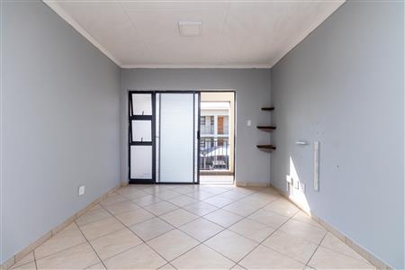 False - Apartment For Sale in Witpoortjie, Roodepoort, Gauteng - M125567