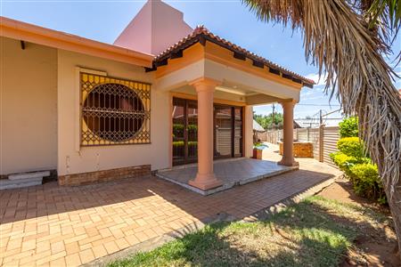 False - House For Sale in Geelhoutpark, Rustenburg, North West - M125596