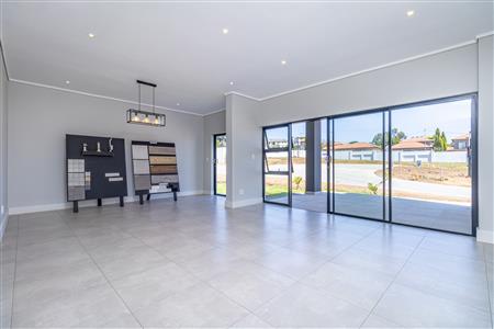 House For Sale in Fourways Gardens, Sandton, Gauteng - M125664