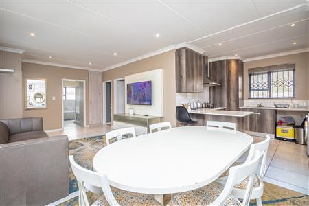 False - Apartment For Sale in Homes Haven, Krugersdorp, Gauteng - M119814