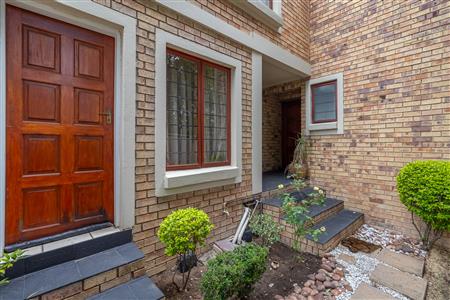 False - Townhouse For Sale in Fourways, Sandton, Gauteng - M125716