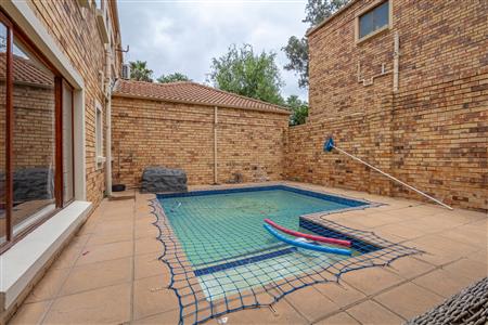 False - Townhouse For Sale in Fourways, Sandton, Gauteng - M125716