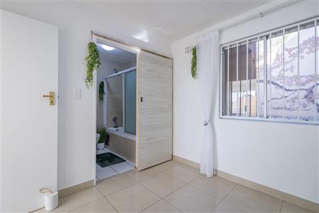 False - Apartment For Sale in Sandown, Sandton, Gauteng - M117916
