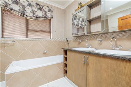 False - House For Sale in Heidelberg Central, Heidelberg, Gauteng - M125875