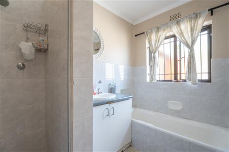 False - House For Sale in Zoo Park, Kraaifontein, Western Cape - M125997
