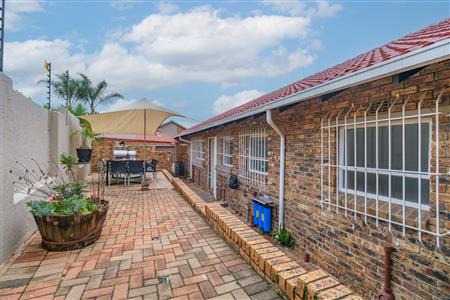 False - Townhouse For Sale in Rangeview, Krugersdorp, Gauteng - M126183