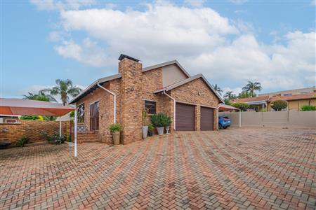 False - Townhouse For Sale in Rangeview, Krugersdorp, Gauteng - M126183
