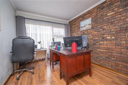 False - Townhouse For Sale in Rangeview, Krugersdorp, Gauteng - M126183