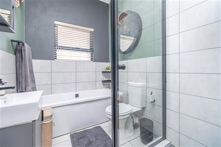 False - Apartment For Sale in Pinehaven, Krugersdorp, Gauteng - M126228