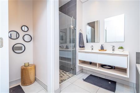 False - Apartment For Sale in Sandton Central, Sandton, Gauteng - M126307