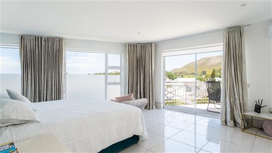 House For Sale in Hermanus Heights, Hermanus, Western Cape - M126323