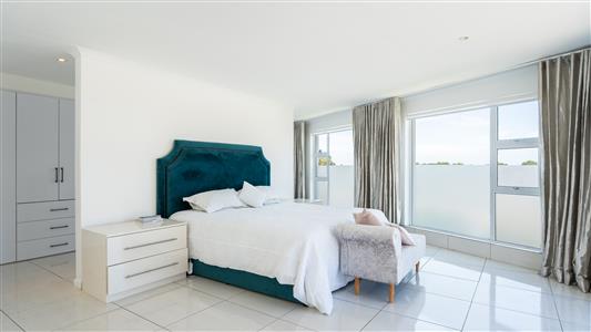 House For Sale in Hermanus Heights, Hermanus, Western Cape - M126323