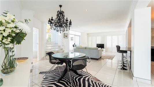 House For Sale in Hermanus Heights, Hermanus, Western Cape - M126323