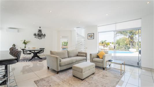 House For Sale in Hermanus Heights, Hermanus, Western Cape - M126323