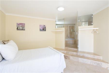 House For Sale in Hermanus Heights, Hermanus, Western Cape - M126323