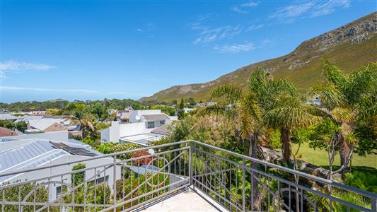 House For Sale in Hermanus Heights, Hermanus, Western Cape - M126323