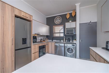 False - Apartment For Sale in Pinehaven, Krugersdorp, Gauteng - M126329