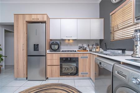 False - Apartment For Sale in Pinehaven, Krugersdorp, Gauteng - M126329