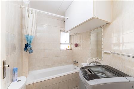 False - Apartment For Sale in Maitland, Cape Town, Western Cape - M126438