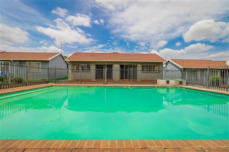 False - Townhouse For Sale in Roodepoort West, Roodepoort, Gauteng - M126468