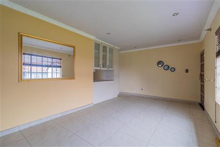 False - Townhouse For Sale in Roodepoort West, Roodepoort, Gauteng - M126468