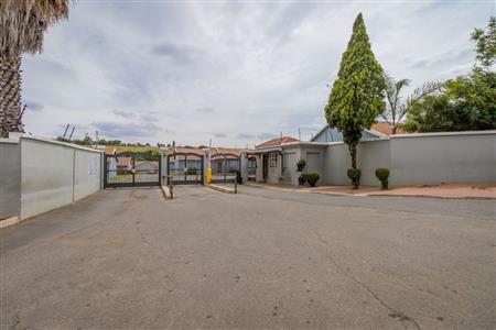 False - Townhouse For Sale in Roodepoort West, Roodepoort, Gauteng - M126468
