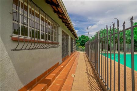 False - Townhouse For Sale in Roodepoort West, Roodepoort, Gauteng - M126468