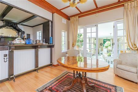 Charming home with two income-generating cottages. - M126481