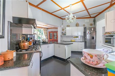 Charming home with two income-generating cottages. - M126481