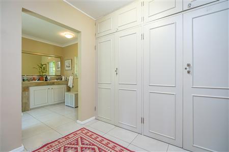 Charming home with two income-generating cottages. - M126481