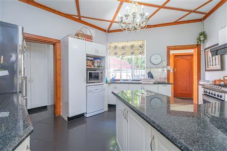 Charming home with two income-generating cottages. - M126481