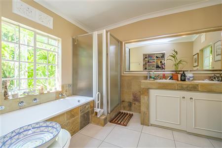 Charming home with two income-generating cottages. - M126481