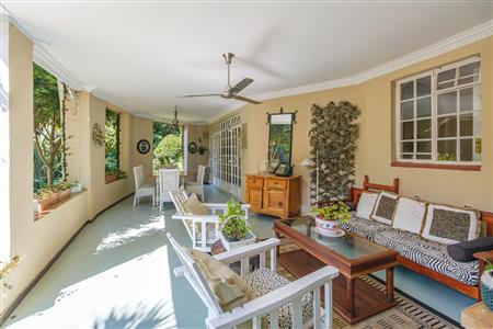Charming home with two income-generating cottages. - M126481