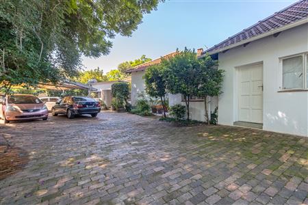 Charming home with two income-generating cottages. - M126481