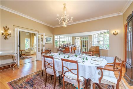 Charming home with two income-generating cottages. - M126481