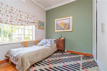 Charming home with two income-generating cottages. - M126481