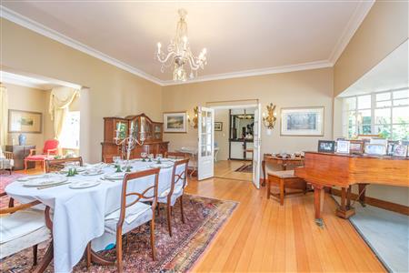 Charming home with two income-generating cottages. - M126481