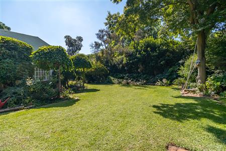 Charming home with two income-generating cottages. - M126481