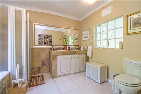 Charming home with two income-generating cottages. - M126481