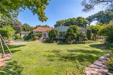 Charming home with two income-generating cottages. - M126481