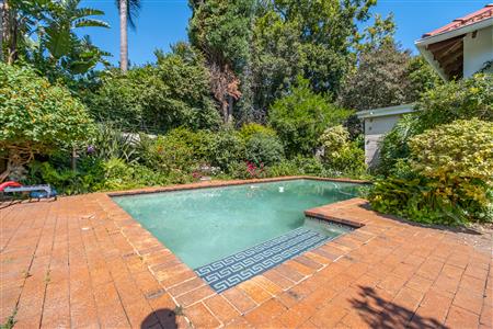 Charming home with two income-generating cottages. - M126481