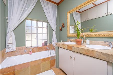 Charming home with two income-generating cottages. - M126481