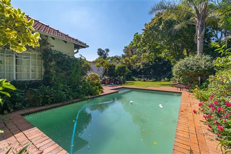 Charming home with two income-generating cottages. - M126481
