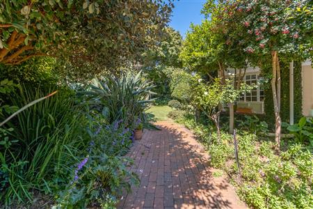 Charming home with two income-generating cottages. - M126481
