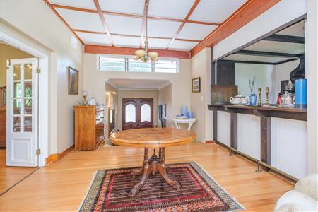 Charming home with two income-generating cottages. - M126481