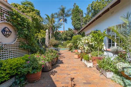 Charming home with two income-generating cottages. - M126481